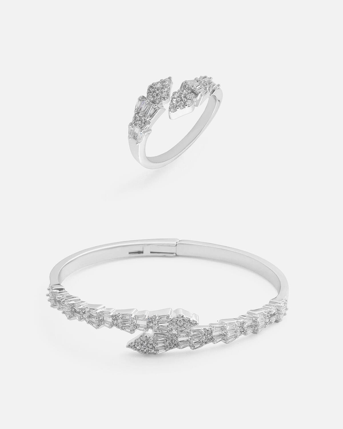 ‎ طقم نسائي مميز بلون فضي